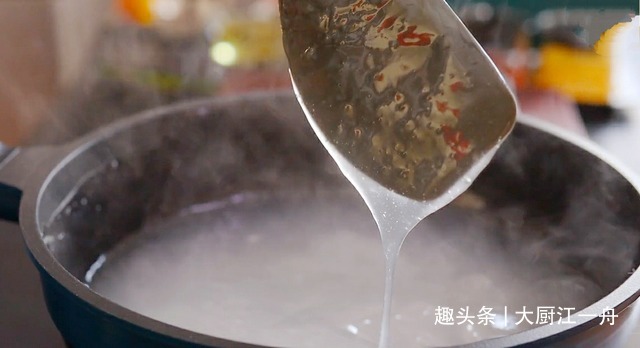 做凉粉时,只用淀粉和水就能做,详细步骤教给你,Q弹爽滑不断裂