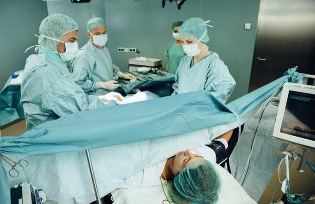 医生|分娩时遇上男医生,产妇要求换人,医生一句话化去了尴尬