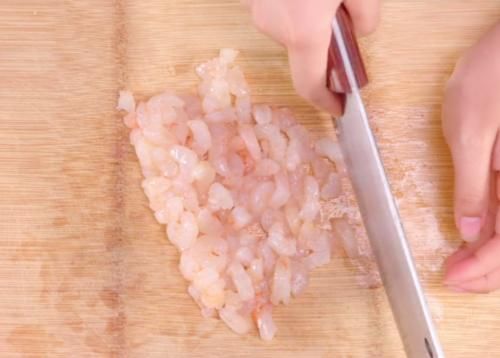 孩子爱吃的手工虾肉肠，烹饪简单，肉嫩味美，吃一次念念不忘