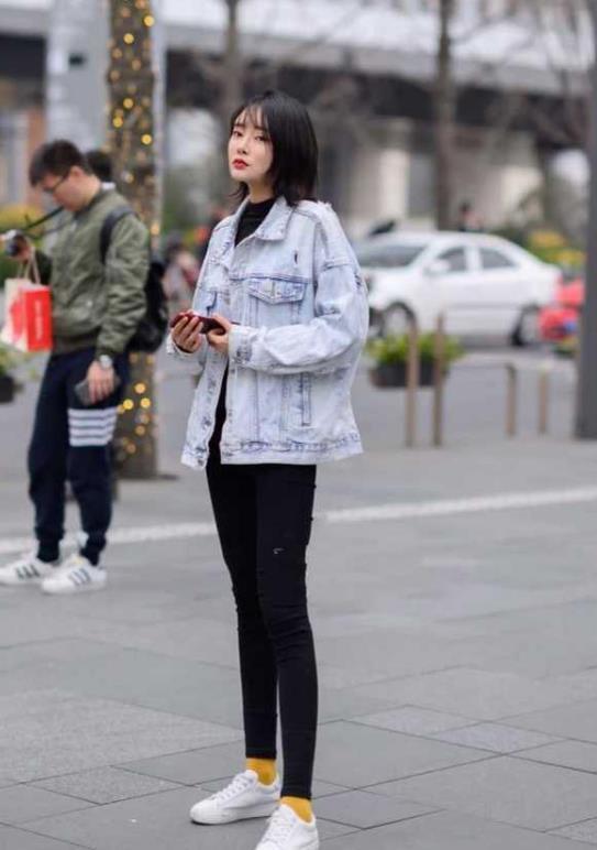 黑色|街拍:身材苗条的美女,黑色背心配短裙,尽显时尚达人风采