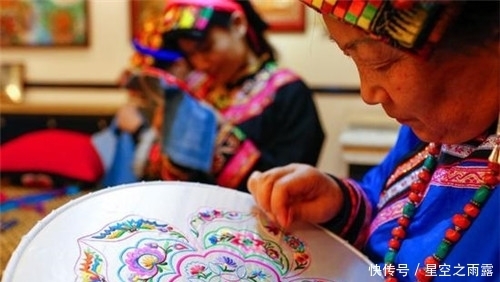 爱马仕|60岁藏族大妈被爱马仕看中,靠一根针走进联合国,几年净赚800万