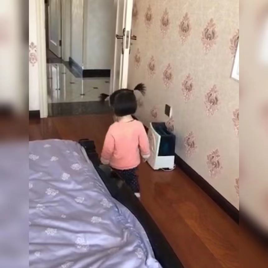 小女孩儿|姐姐去找妈妈,看到眼前的一幕却“懂事”地转身离开,网友心疼