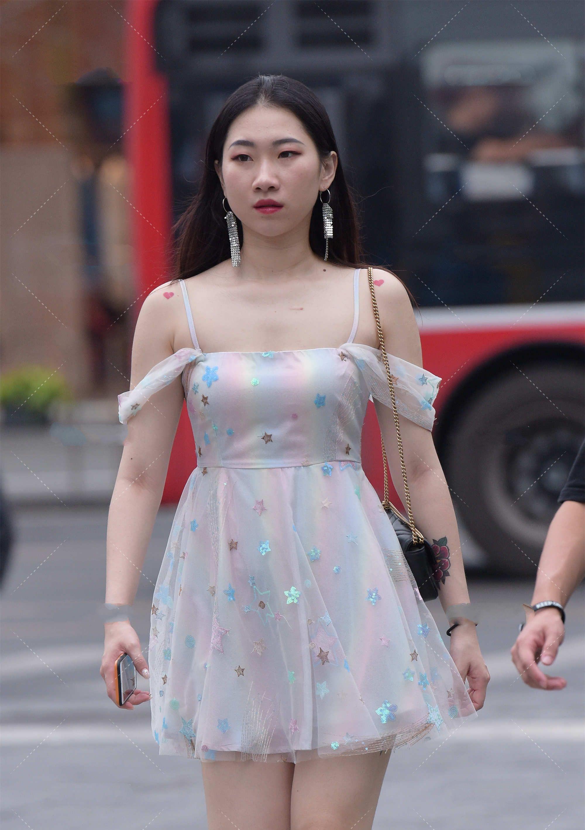 高跟鞋|仙女裙加上彩色亮片装饰，仙气十足，也太美了吧