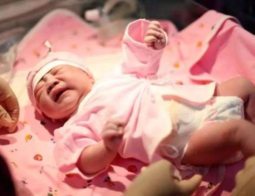 婆婆|宝宝出生就对着妈妈笑,却被医生一巴掌打哭,婆婆知道后连连道谢