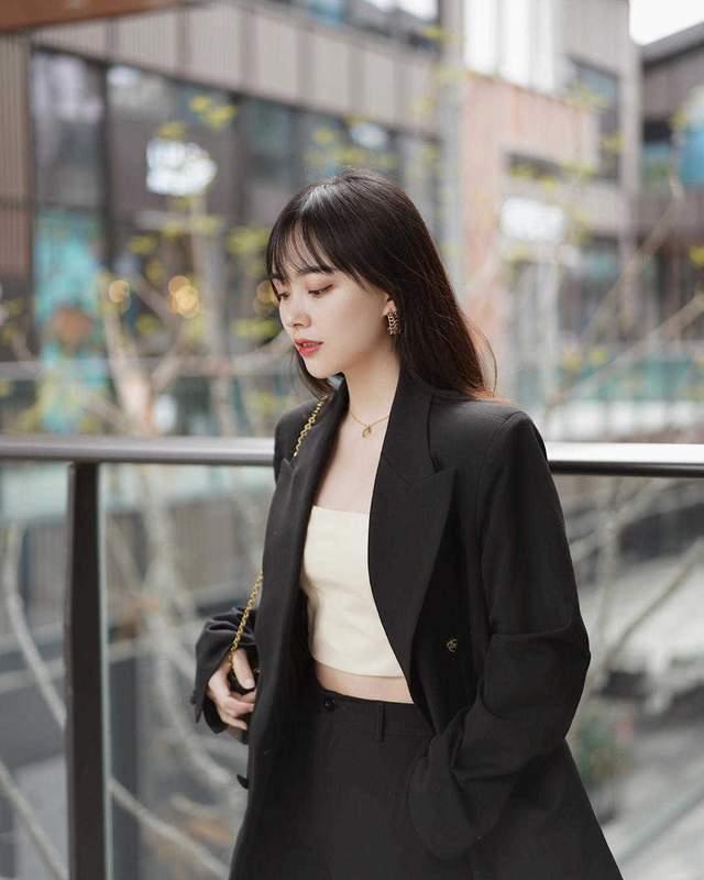 连衣裙 西服不一定配T恤,用抹胸上衣、打底衫和连衣裙搭配,更好看