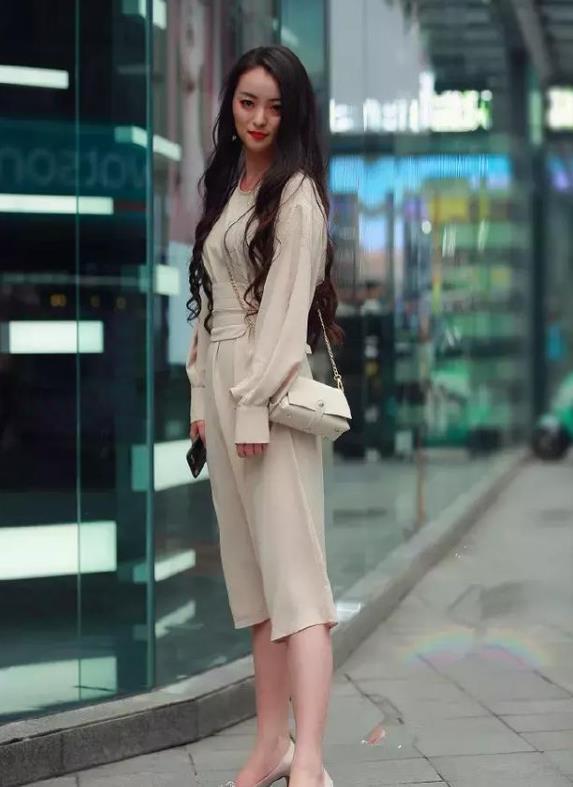 街拍:美女穿粉色吊带短裙,展现曼妙身姿,娇俏动人