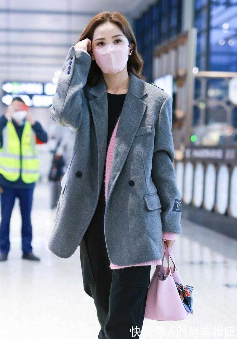 阿sa 阿Sa不愧是“时髦精”,灰色西装叠穿粉色针织开衫,又飒又美