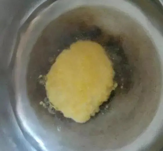 蚯蚓钓鱼难上钩?教你面粉做饵料,50米通杀鲫鲤草,30年难求