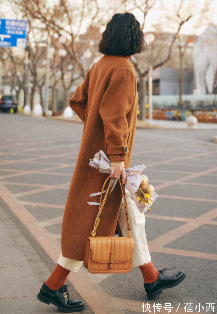 时髦 秋末冬初怎么穿才时髦?换上“大衣+九分裤”,高级感扑面而来