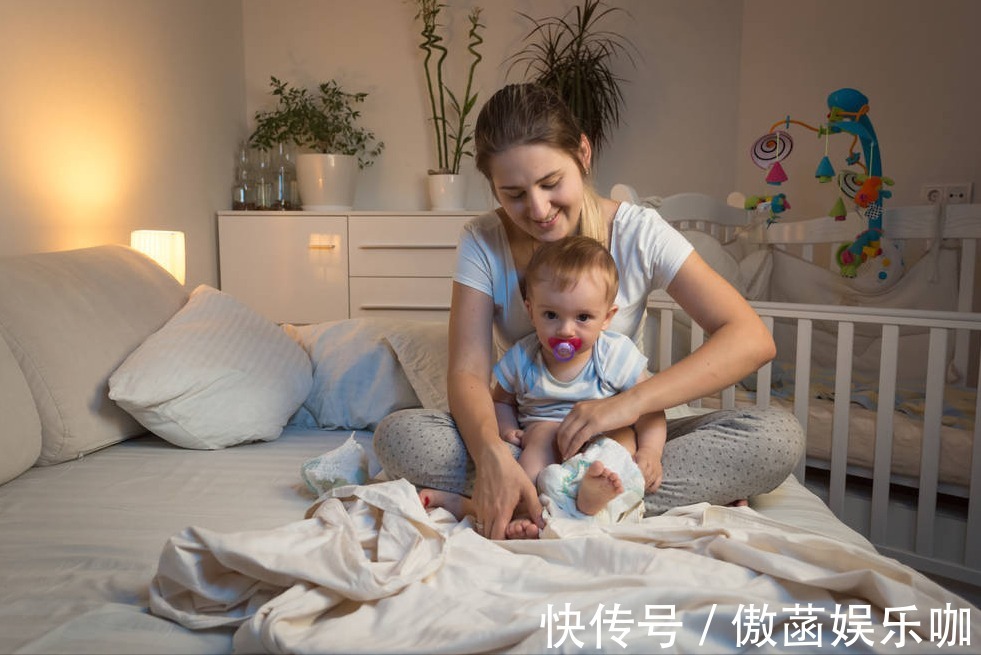 婴儿|婴儿拉完臭臭后,用水洗还是用湿巾擦?踩过坑的妈妈才知道的做法