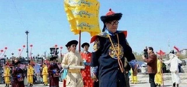 满族!乾隆七世孙祭祖穿黄袍、读圣旨,走15道程序,场面夸张像拍戏