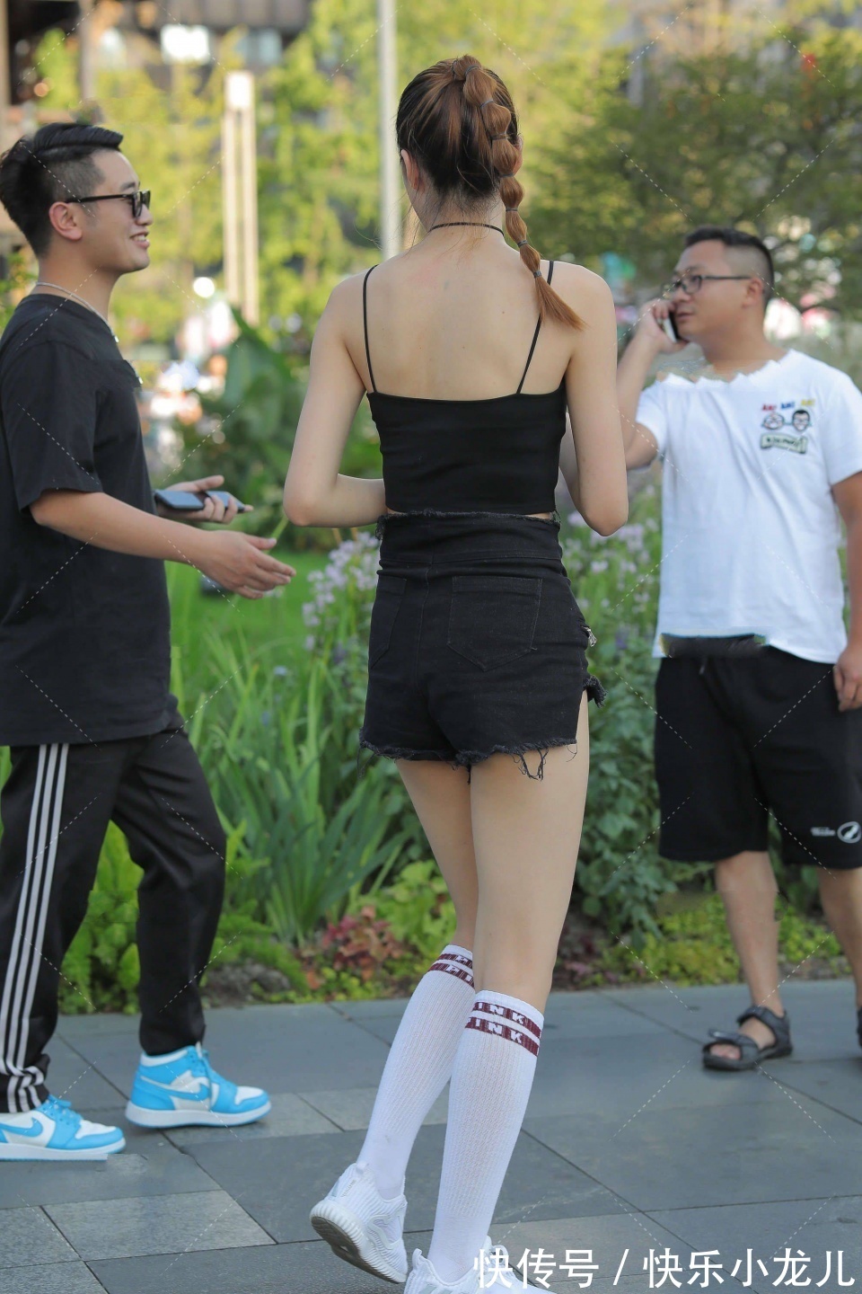 时髦感|一身黑色穿搭的小姐姐,可爱甜美,不失时髦感