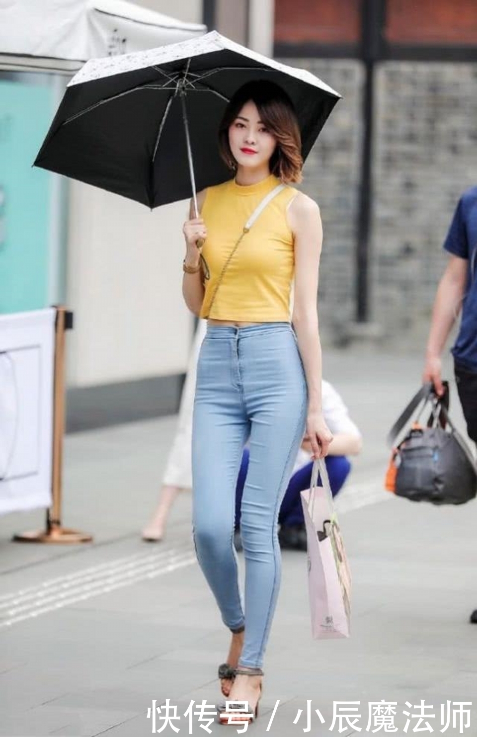 路人|路人街拍，浅蓝色牛仔裤搭配挂脖式背心，看起来美美的