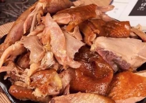 才知道，“扒鸡”和“烧鸡”的区别这么大，一字之差，口感差远了