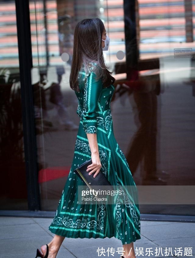色号 莱后也有私心丨出席活动五度垂青绿野裙,网友高跟鞋才是挚爱款!