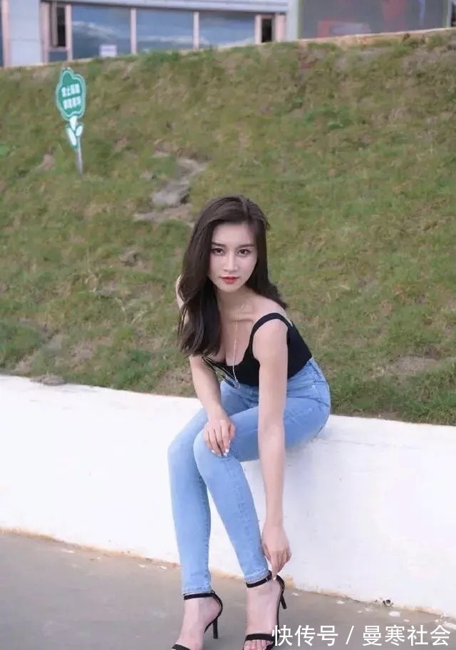 南国 美人出南国,灼灼芙蓉姿,黑色吊带背心配牛仔裤的简约性感穿搭