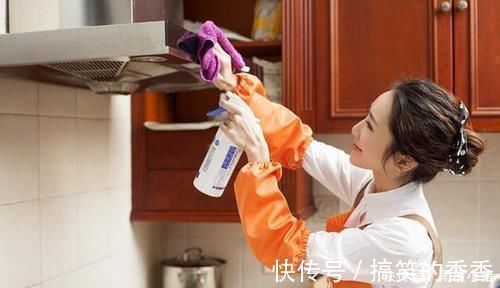 油烟机脏了不要拆下来清洗,保洁阿姨用这一招,保准洗完干净如新