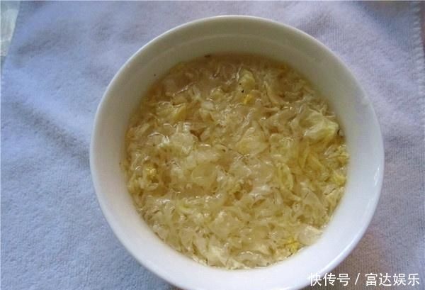 炖银耳汤直接放糖就大错特错了多加这“1步”,银耳羹清甜粘稠