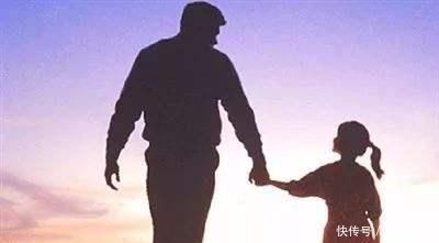 玩具|结账后发现孩子偷拿了个玩具,3位爸爸的不同做法,10年后分高下