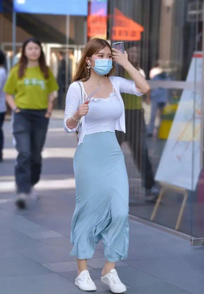 适合|美女街拍:连衣裙不一定搭高跟鞋,如今流行“混搭风”,小个子也适合!
