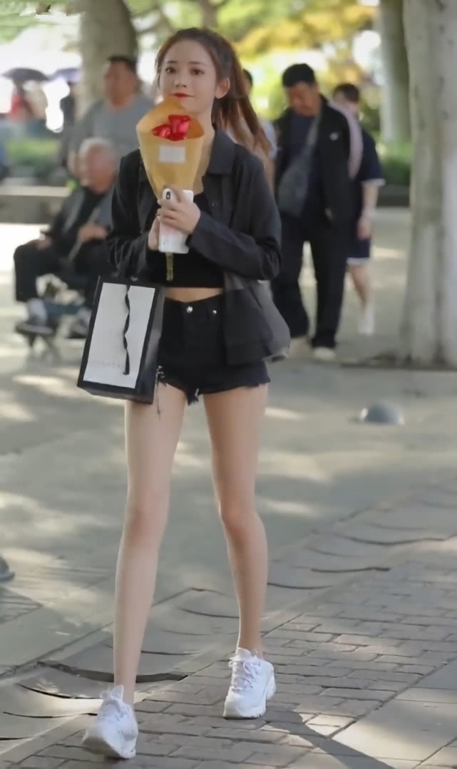 后跟 运动鞋厚得跟老爹鞋似的,小姐姐却脚踩鞋后跟穿,脚后跟不疼吗