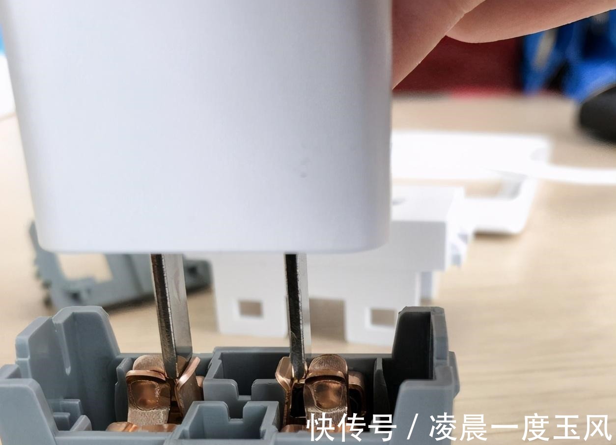 过来人|开关插座怎么选学会这2招,装修“不踩雷”,轻松选对开关插座