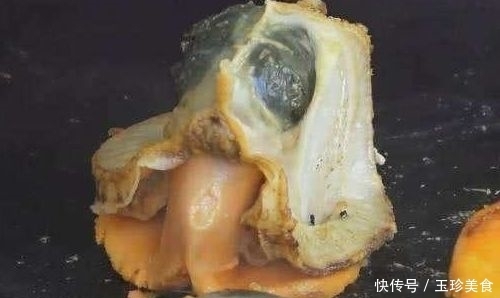 顾客|大妈街边卖“高贵”小吃，1个30元，顾客说黑心尝过后排队购买