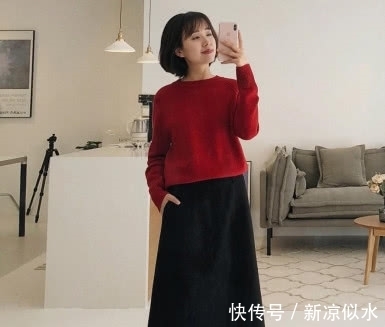 半身裙|今年流行黑色半身裙的N种穿搭法,配这4种上衣,演绎不同气质