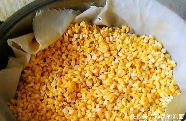 自制草鱼饵料怎么才能狂拉不停?少走弯路直接做全水域饵料