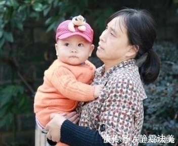 孩子|宝妈生下双胞胎,南方姥姥带大娃北方奶奶带二娃,3年后差距明显