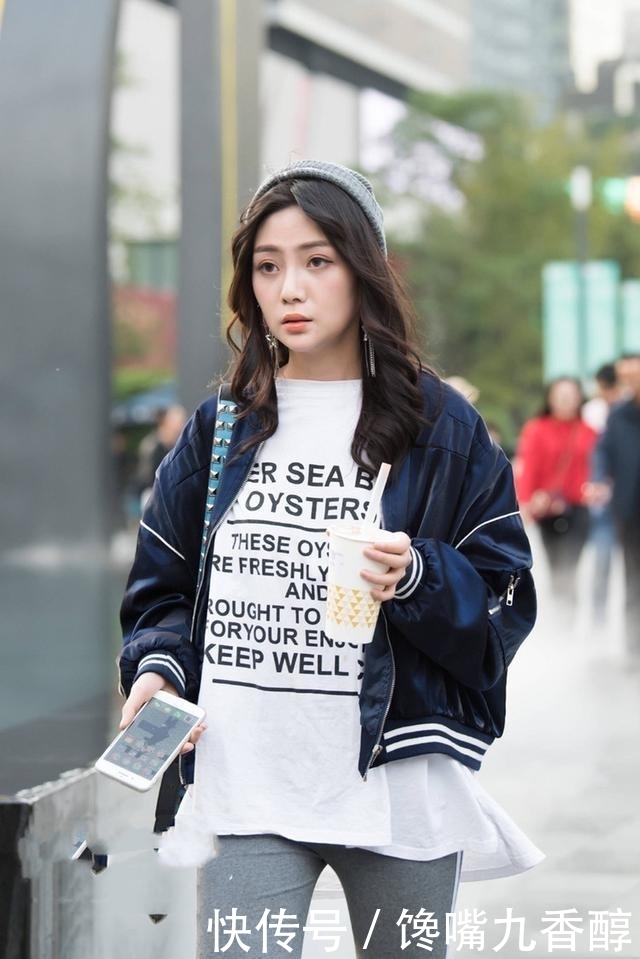 街拍:美女一字肩毛衣搭配灰色的短裙,脚踩黑色长筒靴,气质出众