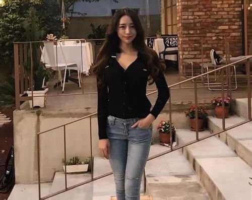 小姐姐|青春的紧身牛仔裤美女,时尚的修身穿搭,让你的腿部更加修长