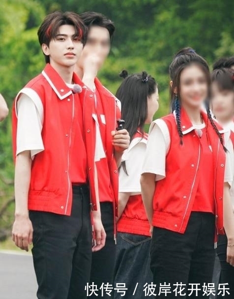 豪门 有种“豪门姐弟”叫baby蔡徐坤,弟弟染红发,姐姐也不甘示弱