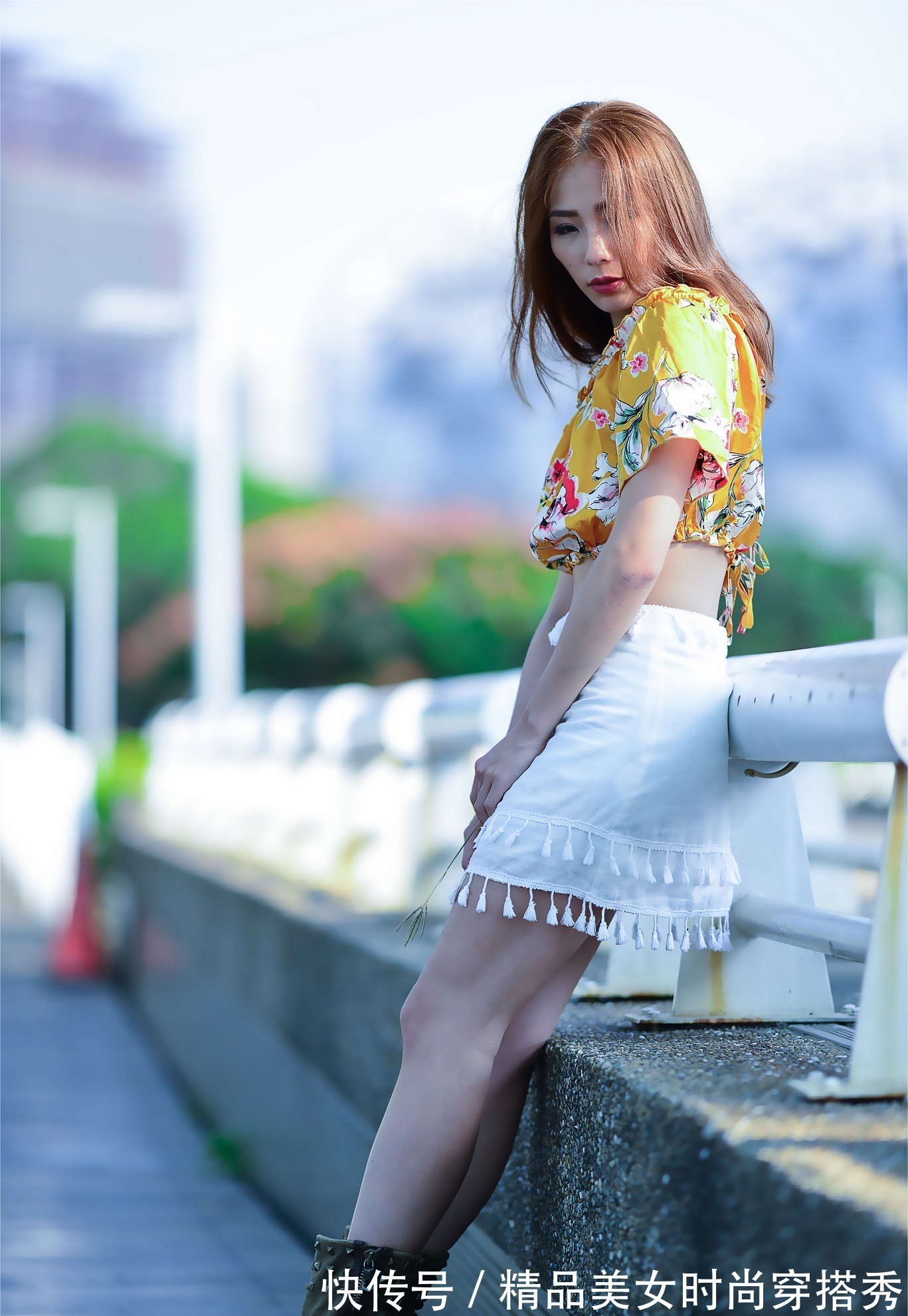 印花上衣 一字肩印花上衣下搭白色的短裙脚上一双高跟短靴,时尚又有型