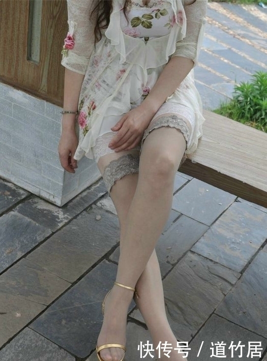 实拍公园休憩的筒袜高跟美人,金色一字带高跟气质撩人