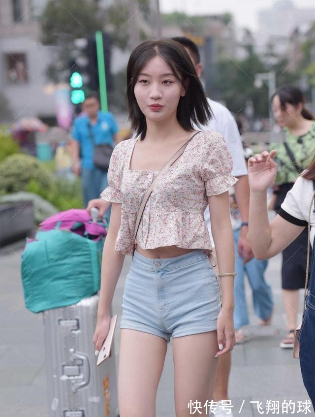 小碎花 方领设计的小碎花衣服,清新又可爱,搭配牛仔裤更是甜美!