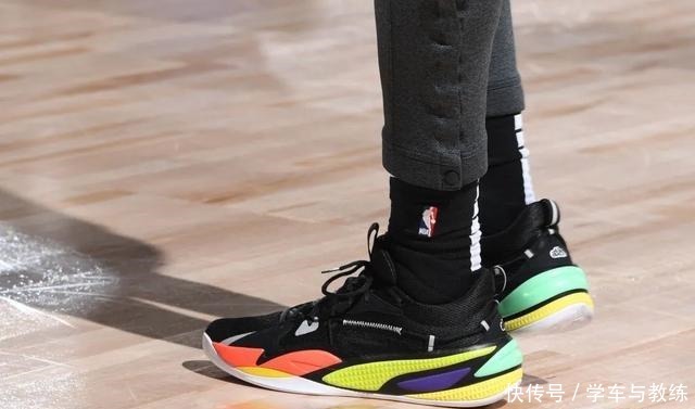 有趣|NBA球员上脚穆雷穿罗斯1代,詹姆斯的洞洞鞋很有趣