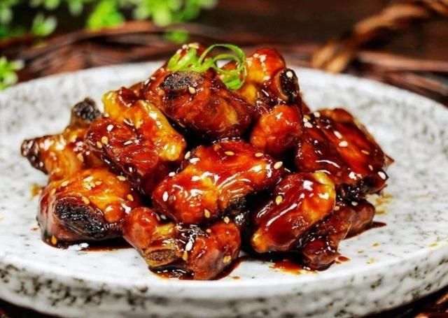 超幸福的时候就是啃排骨，排骨这样做，吃完直动手指