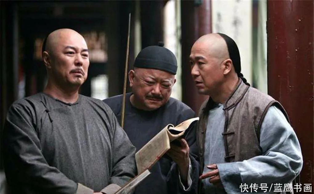 另一方面!和珅不止会贪财,其实他写的字更妙,能打败好多书法名家