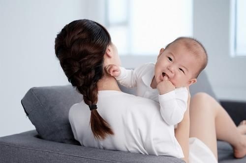 家庭|为何说“宁可穷三年,也要自己带娃”的宝妈会被打脸?