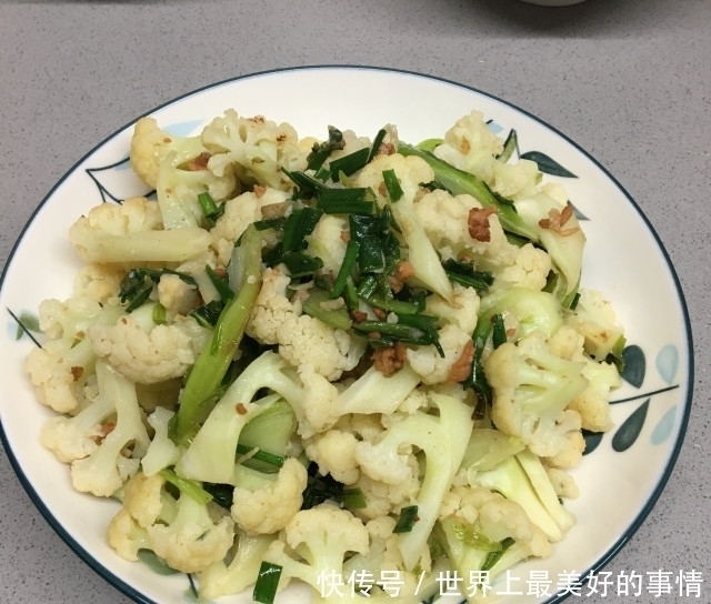 油渣香葱炒花菜,家常小炒,咸香入味