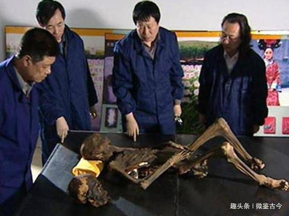 昏迷@女子因难产昏迷,被误认死了入棺下葬,200年后开棺棺中景象凄惨