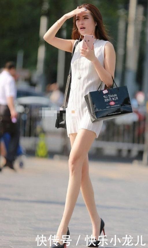 时尚穿搭长腿姐姐白色修身裙,黑色高跟彰显女人味