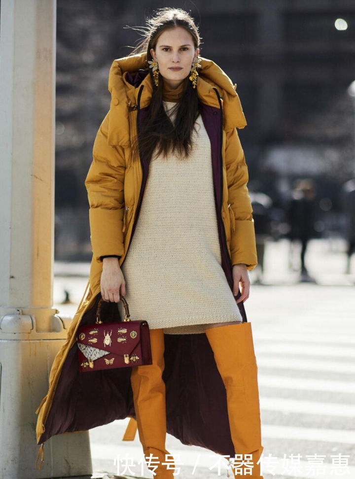 怎么才能将保暖利落的长款羽绒服穿出范呢!这样穿,优雅又精致