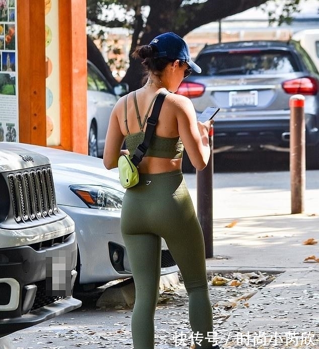 洛杉矶|露西·黑尔在洛杉矶早晨徒步锻炼时展现了她完美的腹部和健美体魄