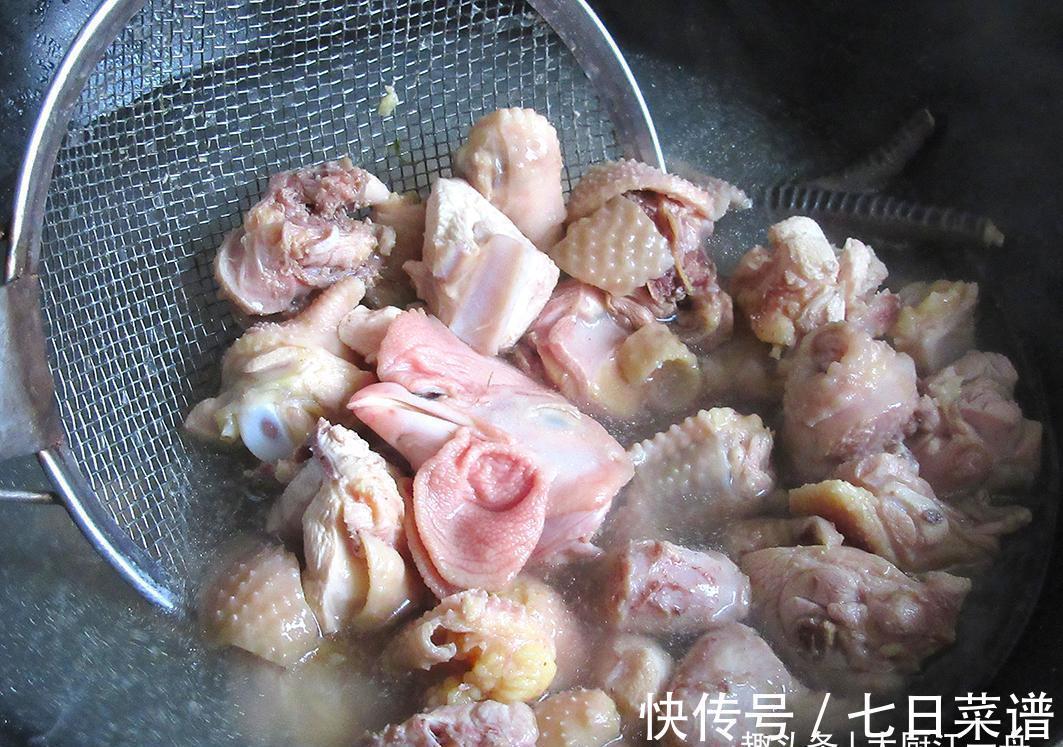 炖鸡汤，牢记“3放2不放”，鸡汤色白味浓营养高，很多人还不知道