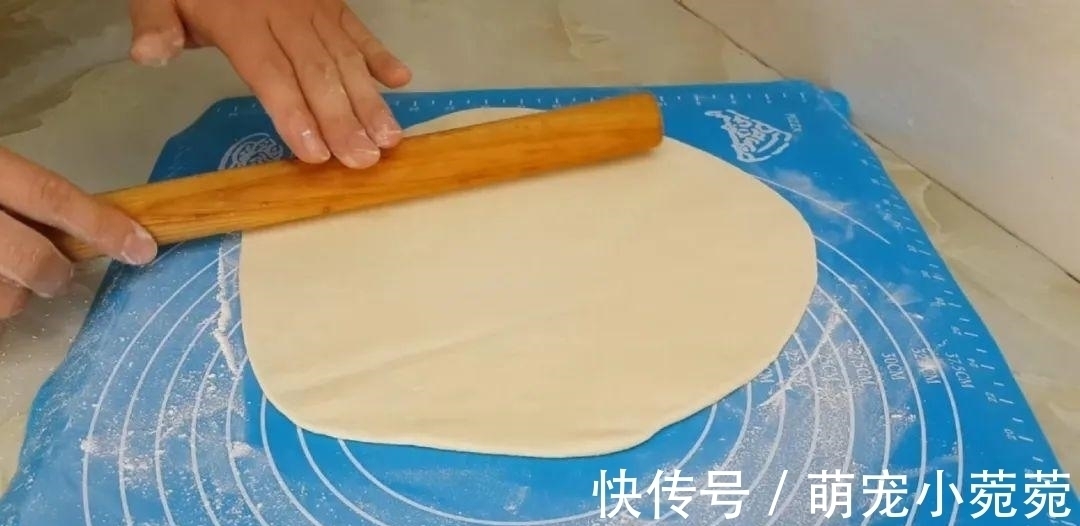 烙饼这做法太香了,开水一烫,柔软筋道又多层,出锅孩子都抢着吃