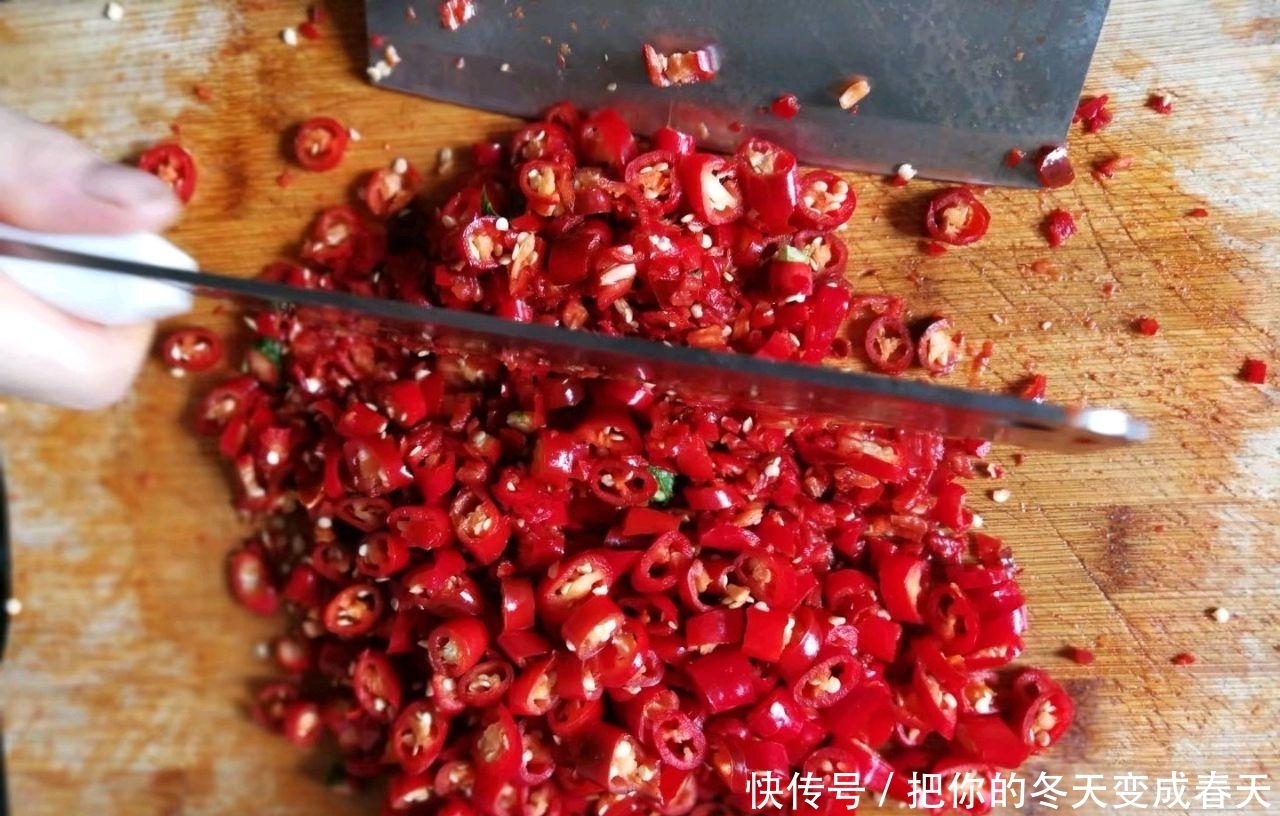 超香剁椒酱是怎么做的,切碎加盐就能做好?没你想的那么简单