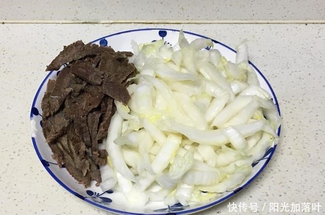  家常|家常小炒白菜帮炒腊牛肉，口感脆爽微甜，牛肉入味软烂浓郁