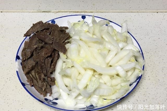 家常|家常小炒白菜帮炒腊牛肉,口感脆爽微甜,牛肉入味软烂浓郁